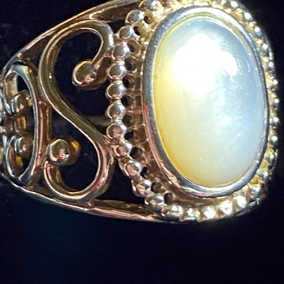 Sterling Silver ring with Mother of Pearl, size 5 - Picture 2 of 7